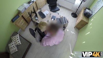 L'Agent Baise Sauvagement Avant D'Approuver le Prêt Coquin