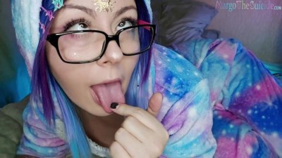 Hot Girl Sucking and Masturbate Pussy Sex Toy before Bedtime