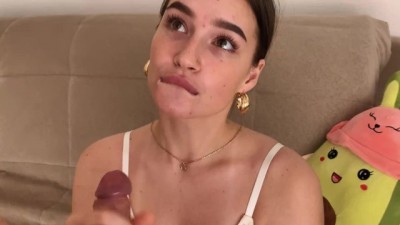 Любимая нежно сосет и сливает fullpornnetwork на сиськи