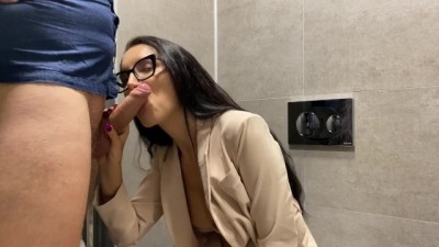 The boss kayatanpinay com fucked a lustful secretary in the toilet