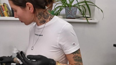 En ssbbw vr tatovør uden undertøj! Betalt med se!for en tatovering!