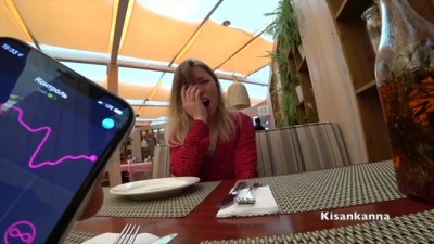 девушка xhamster ullu получила оргазм в ресторане! Публичное кончание! Lovense